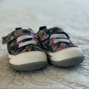 See Kai Run First Walkers - Stevie II Sneaker - Blue Floral